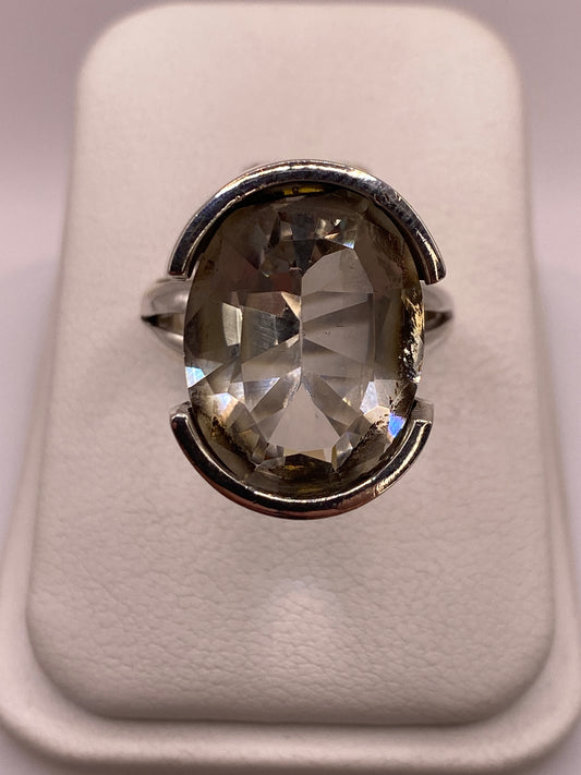 Anillo solitario de plata .925 con circonia incolora brillante en forma ovalada, frente 16 x 12 mm
