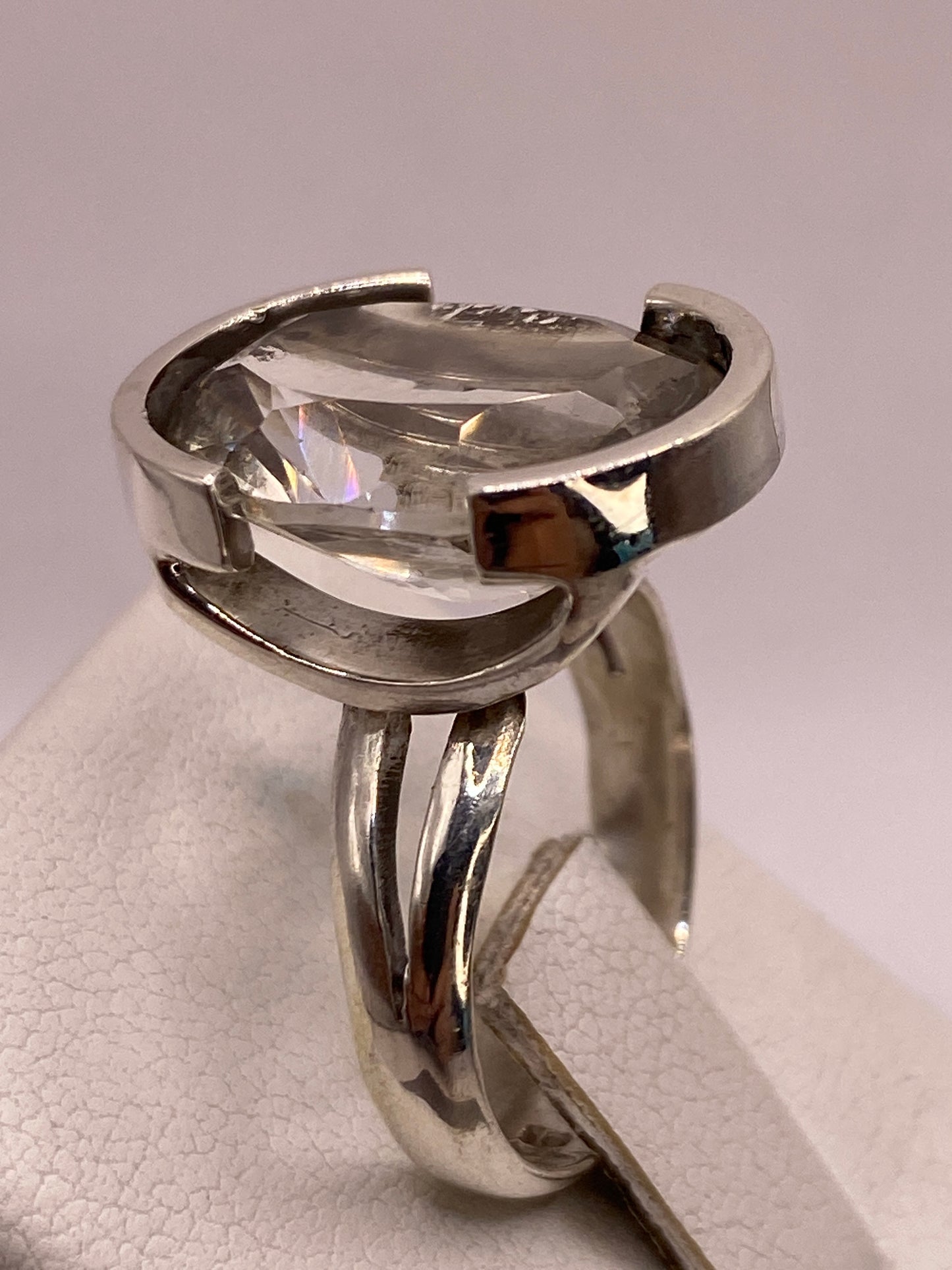 Circonia brillante del anillo capturando luz, visible el fuego blanco tipo diamante