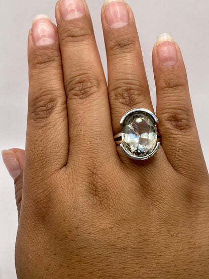 Anillo de plata en dedo, mostrando el sello .925 MEXICO en la banda interior