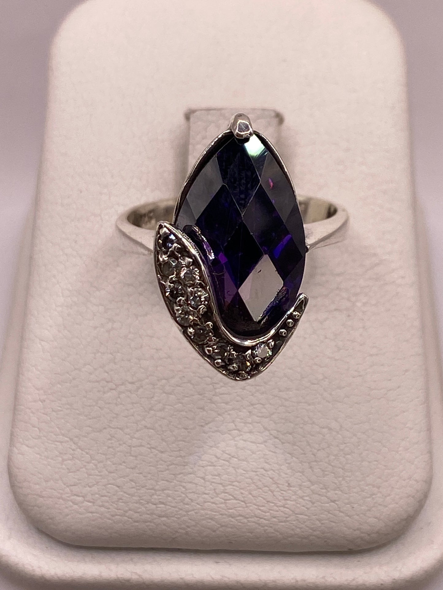 Anillo de plata .925 con circonia azul facetada en engaste vintage con filigrana