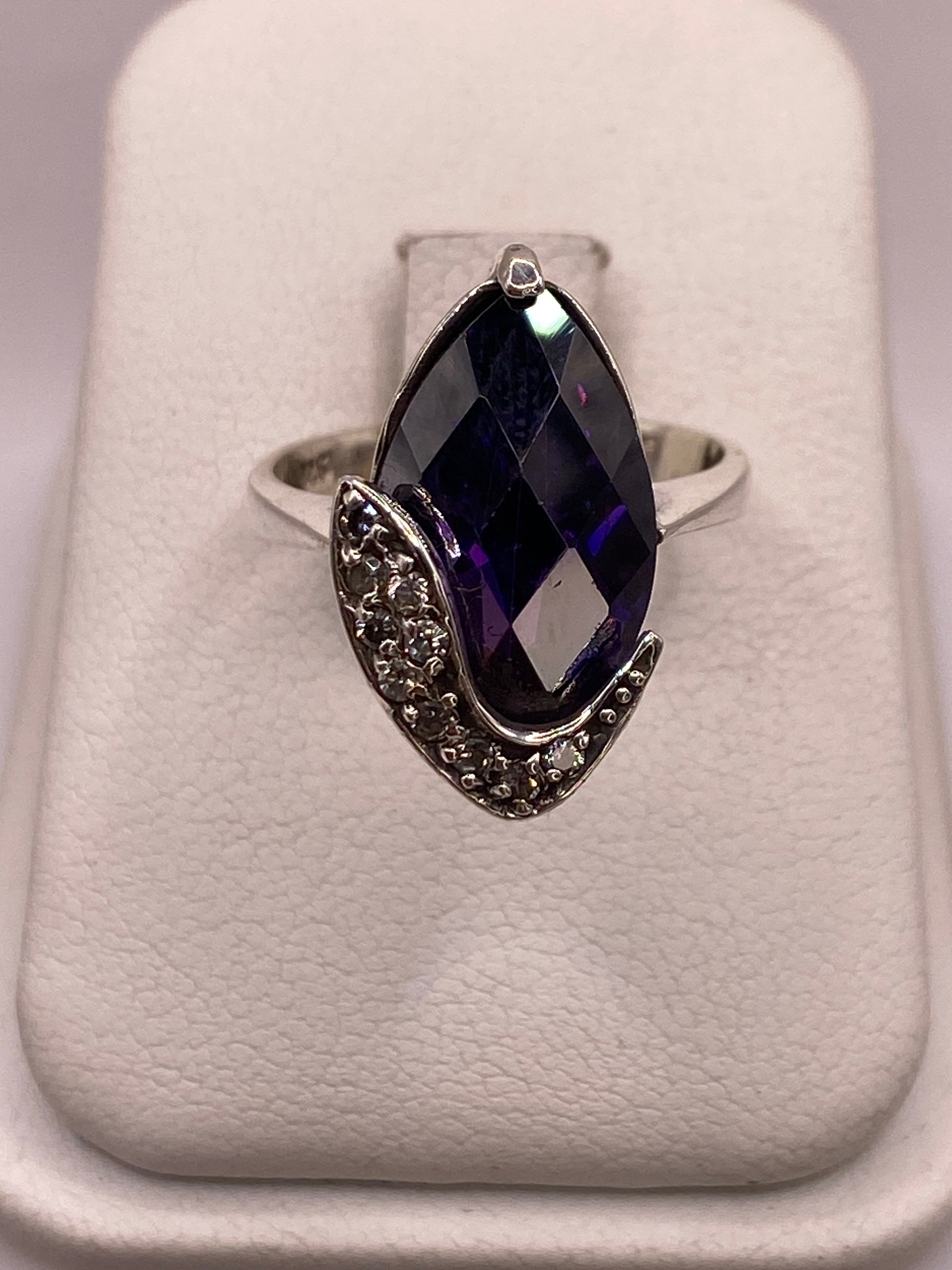 Anillo de plata .925 con circonia azul facetada en engaste vintage con filigrana