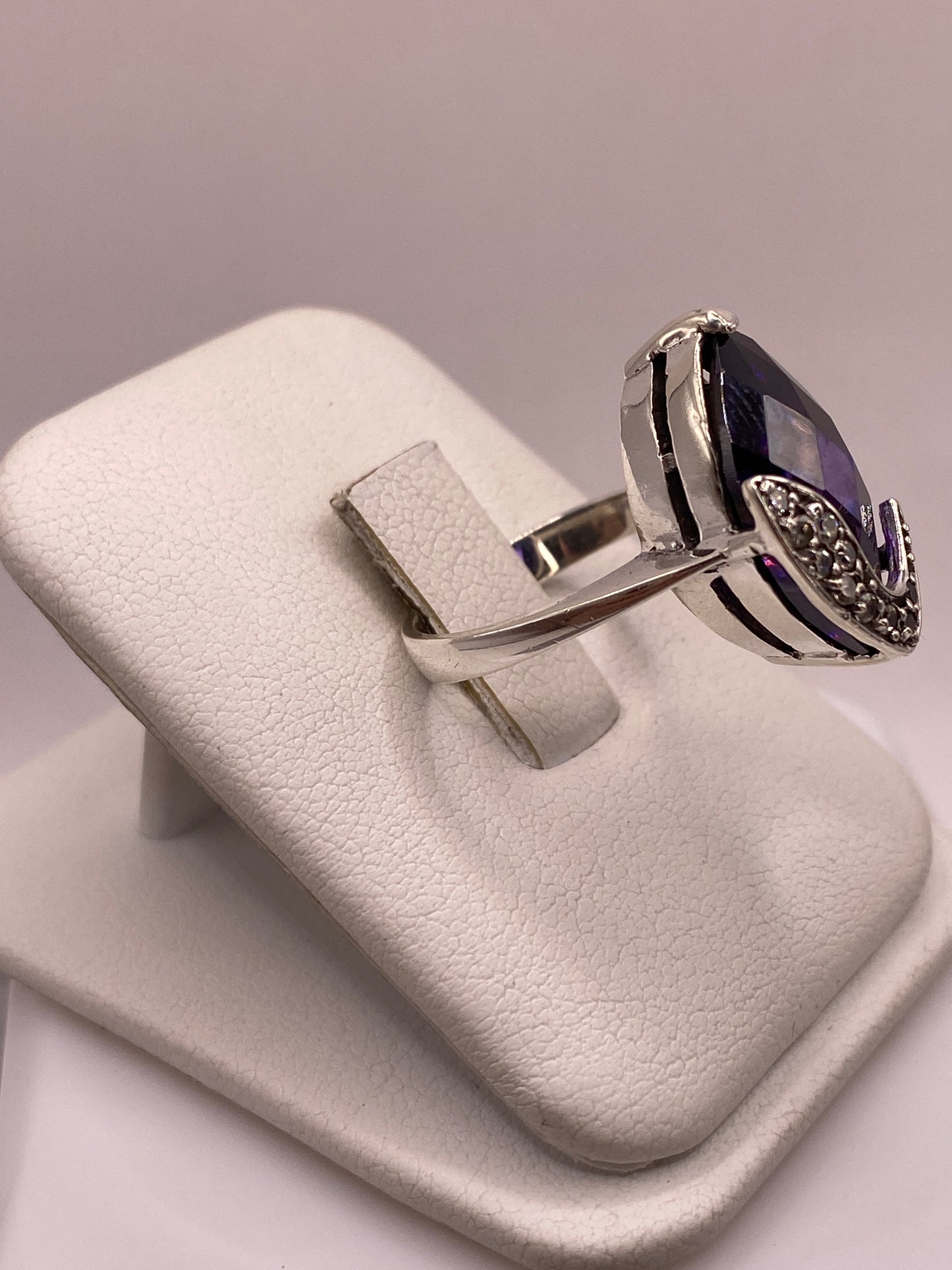 Vista frontal del anillo de coctel mostrando la circonia azul profundo y el trabajo ornamental