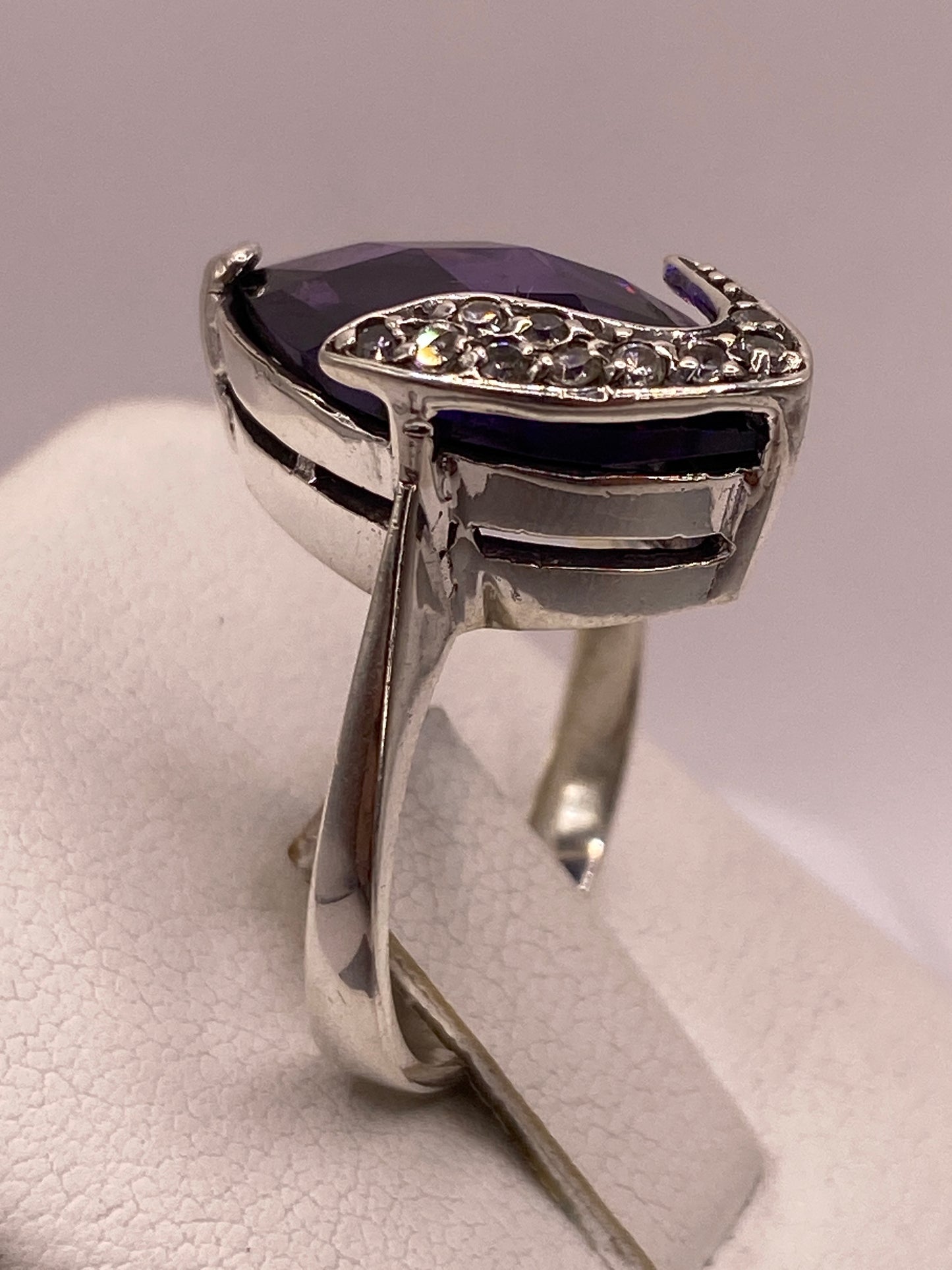 Detalle lateral del anillo vintage con banda lisa de plata y piedra engastada en filigrana