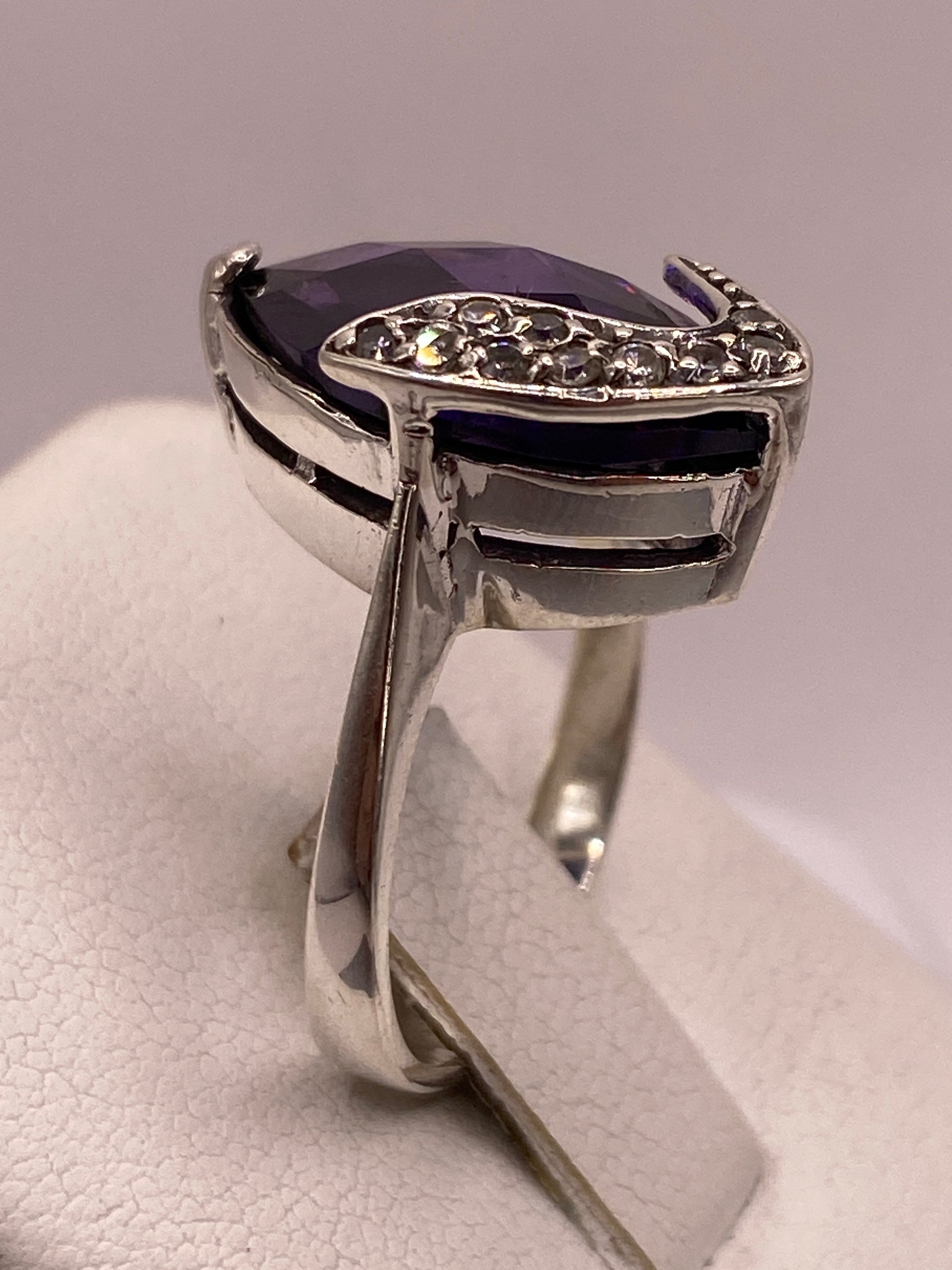 Detalle lateral del anillo vintage con banda lisa de plata y piedra engastada en filigrana