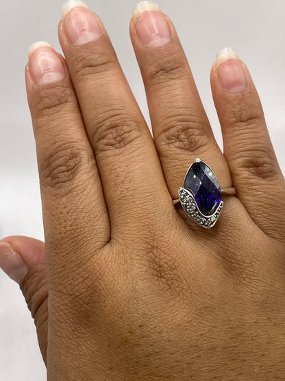 Anillo en dedo mostrando el brillo profundo de la circonia azul en contexto