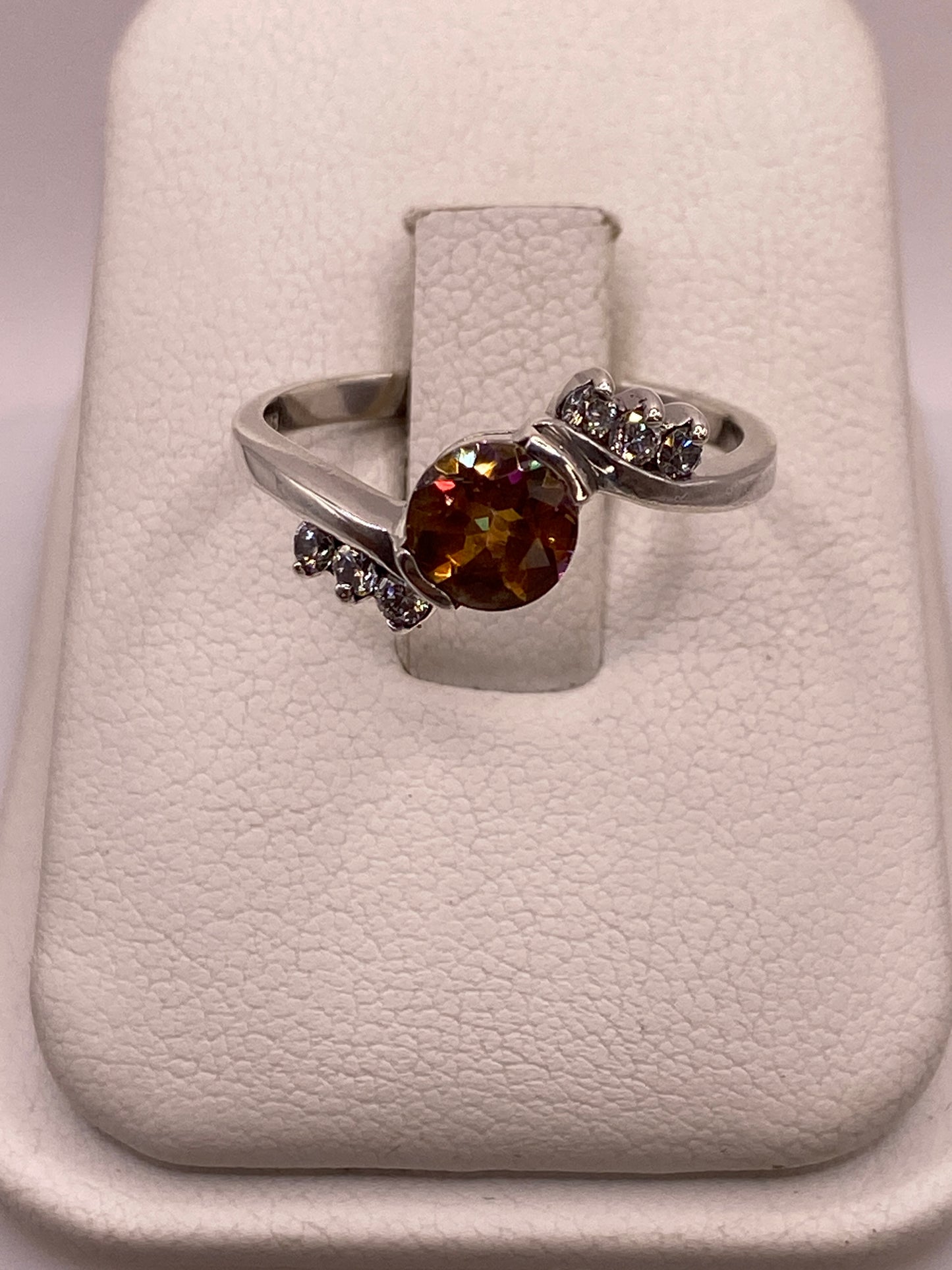 Anillo de plata solitario con circonia ámbar en estuche, vista frontal