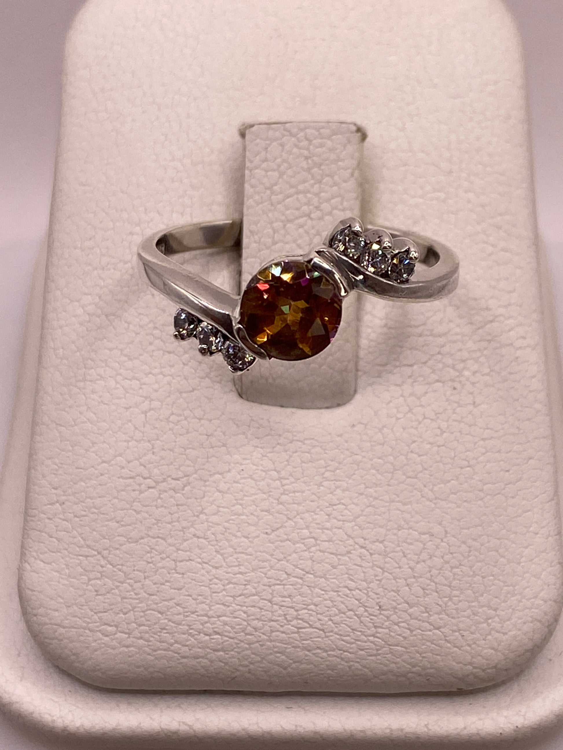 Anillo de plata solitario con circonia ámbar en estuche, vista frontal
