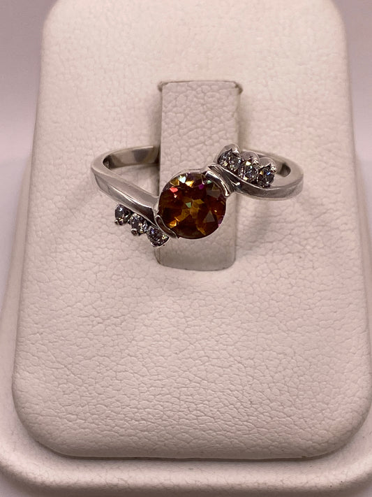 Anillo de plata solitario con circonia ámbar en estuche, vista frontal