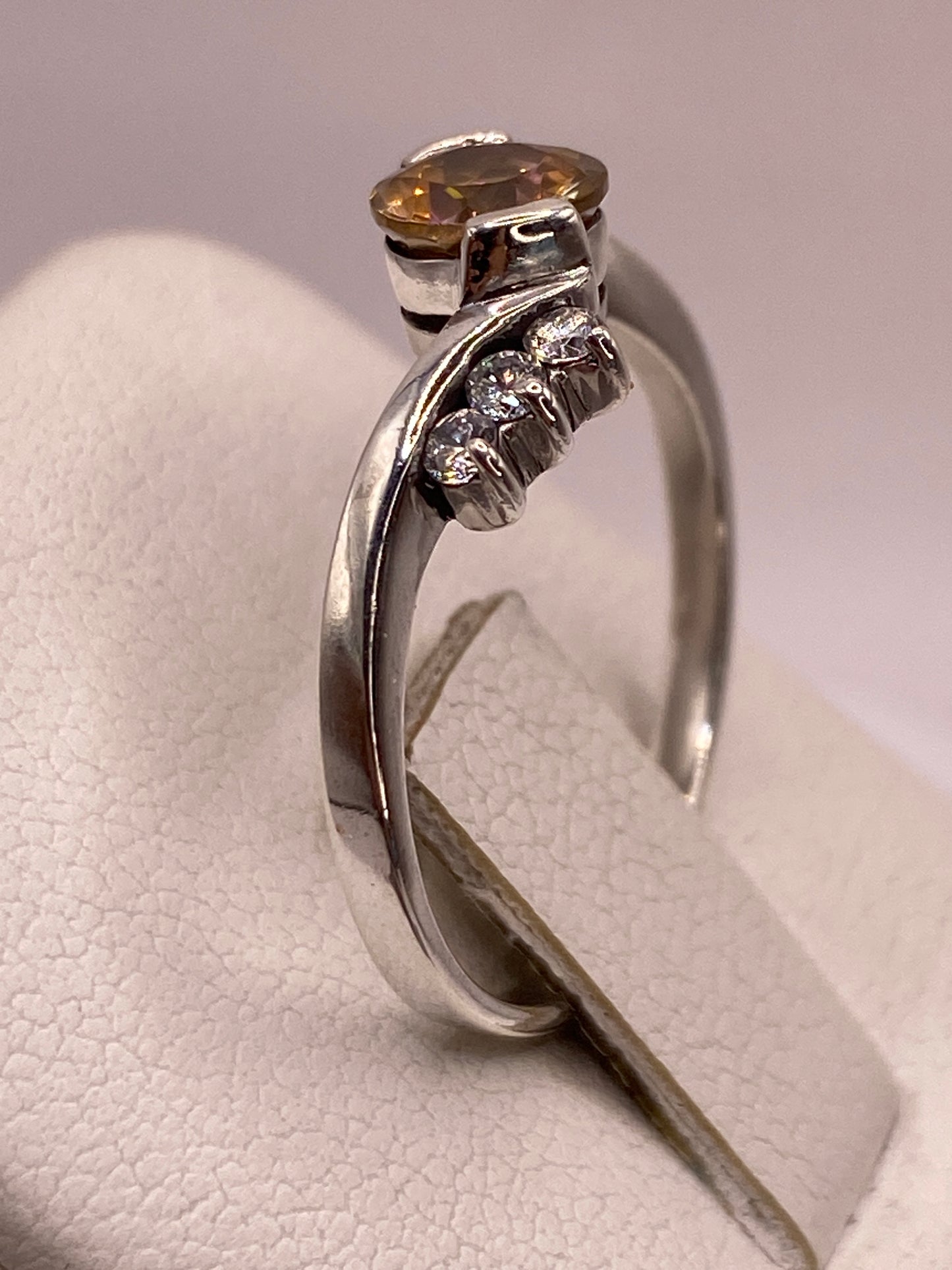 Detalle lateral del engaste y banda de plata del anillo solitario
