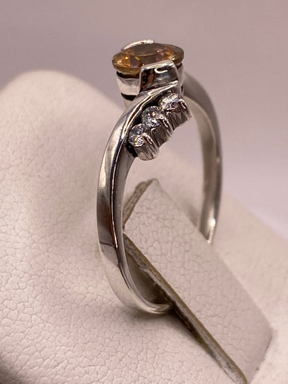 Detalle lateral del engaste y banda de plata del anillo solitario
