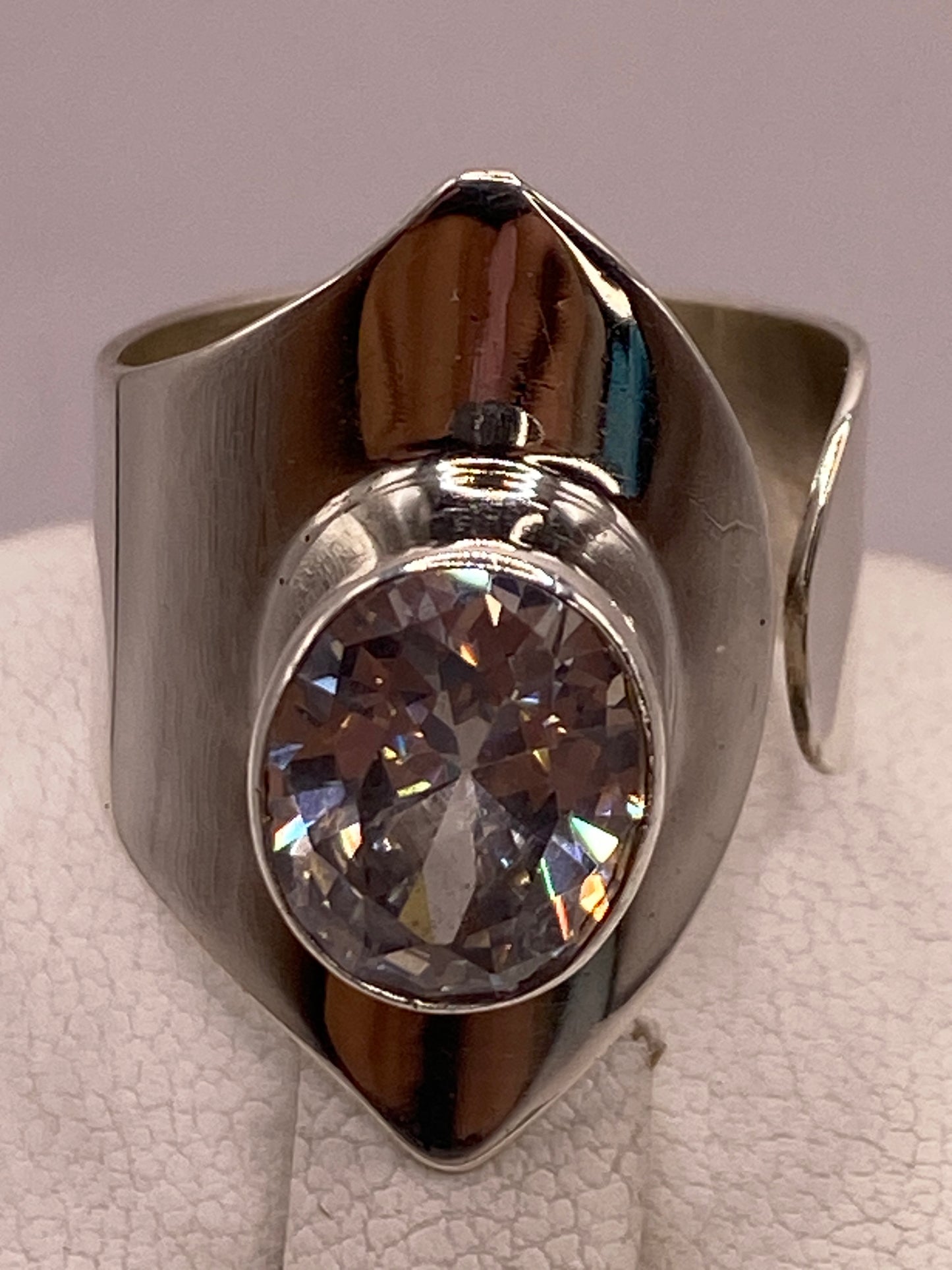 Detalle del frente del anillo: circonia blanca con brillo tipo diamante y corte ovalado