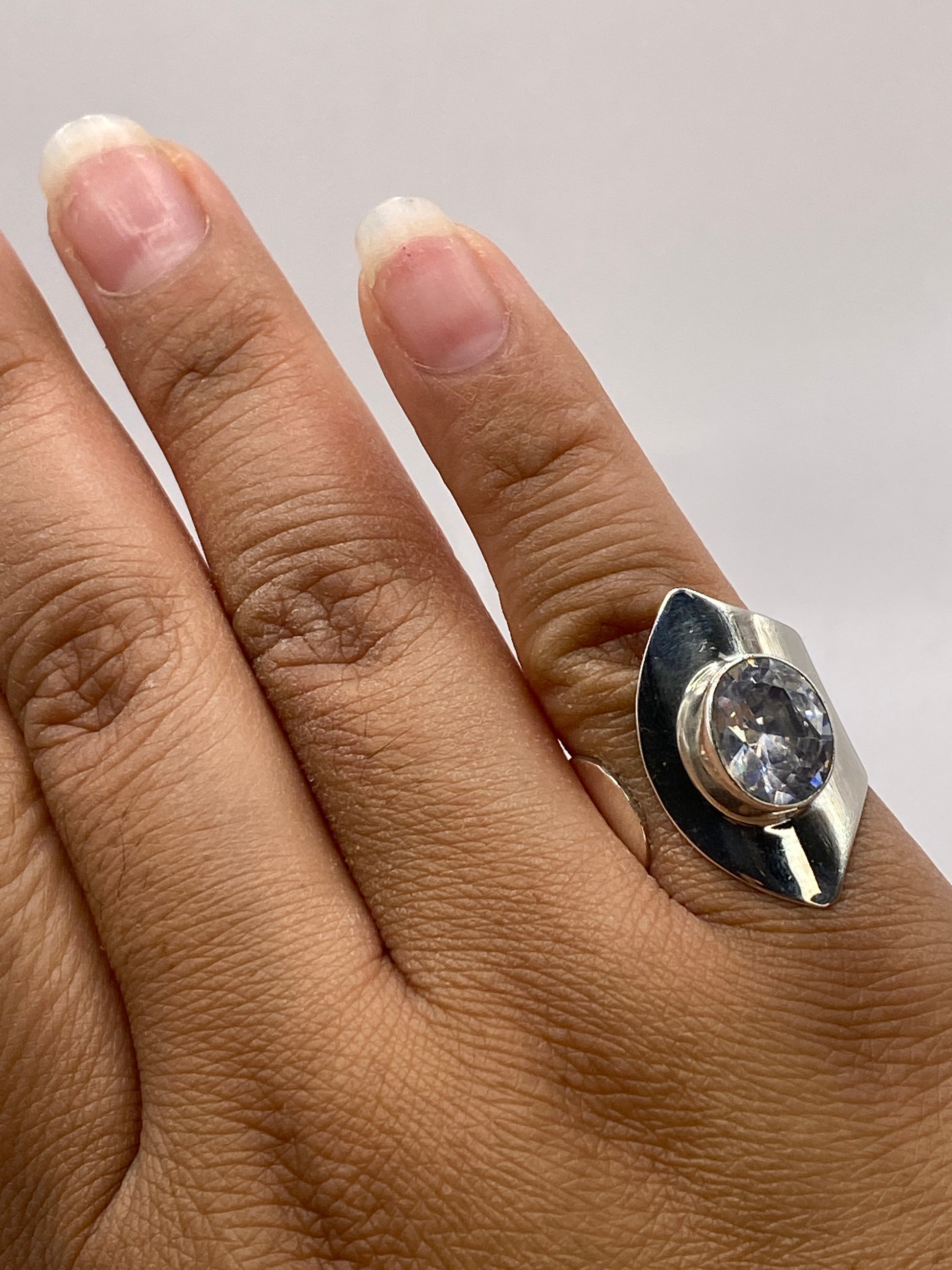 Anillo sobre fondo blanco exhibiendo el sello .925 MEXICO en la banda interior