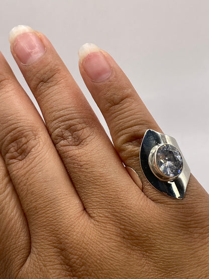 Anillo sobre fondo blanco exhibiendo el sello .925 MEXICO en la banda interior
