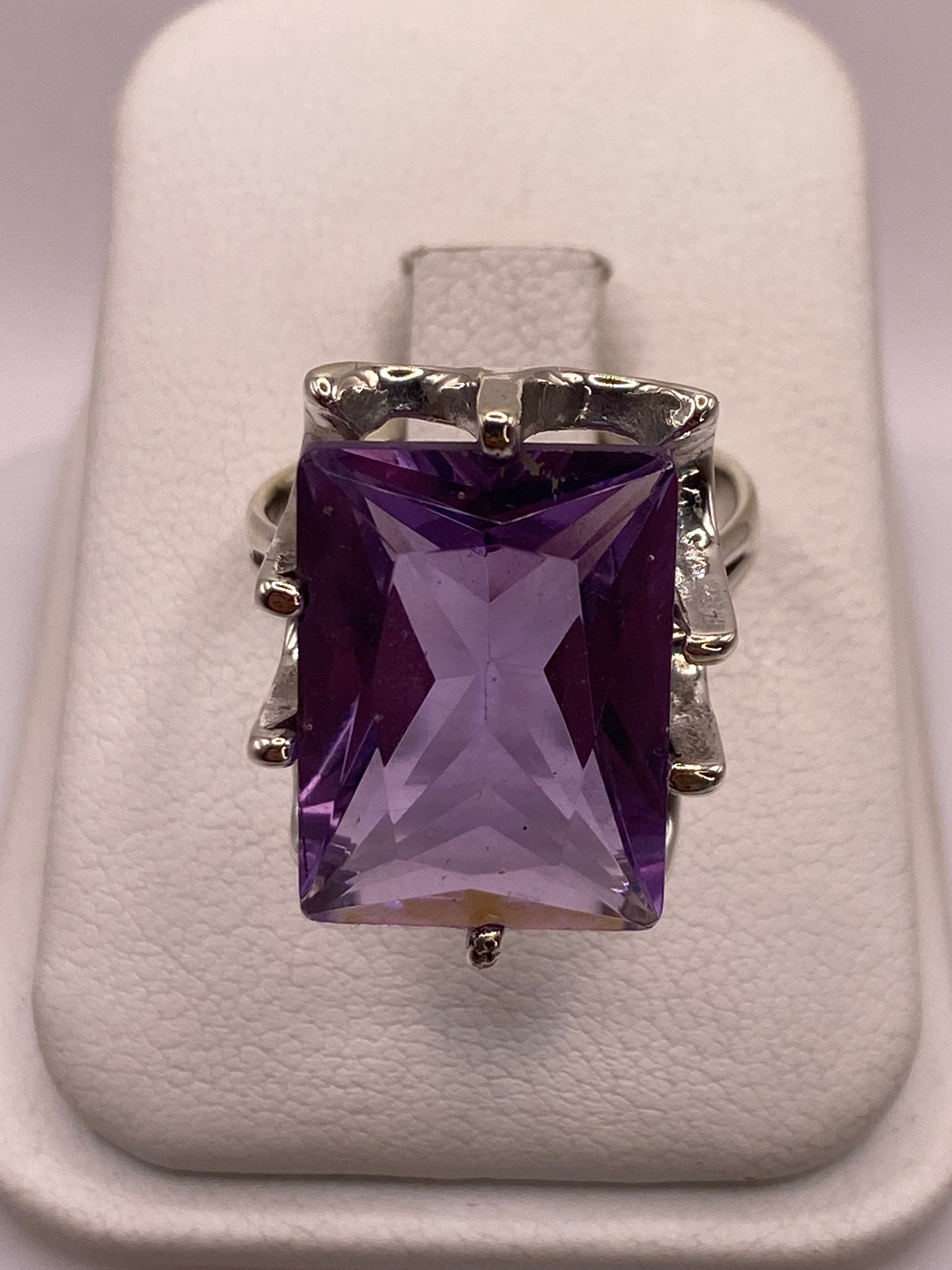 Anillo de plata coctel con circonia púrpura grande facetada en estuche blanco