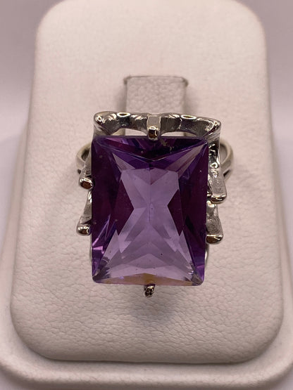 Anillo de plata coctel con circonia púrpura grande facetada en estuche blanco