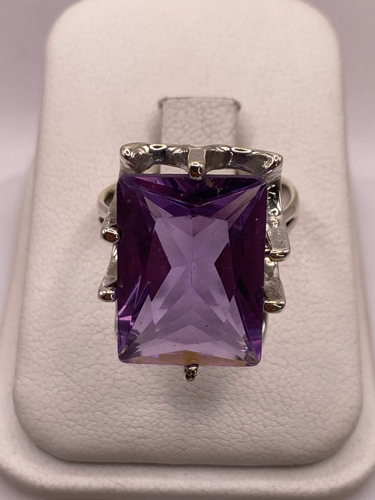 Anillo de plata coctel con circonia púrpura grande facetada en estuche blanco