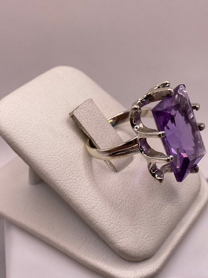 Anillo vintage con engaste de picos de plata .925 y piedra púrpura brillante
