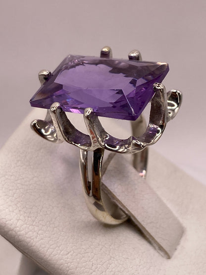 Detalle del anillo coctel de plata mostrando la circonia púrpura intensamente facetada