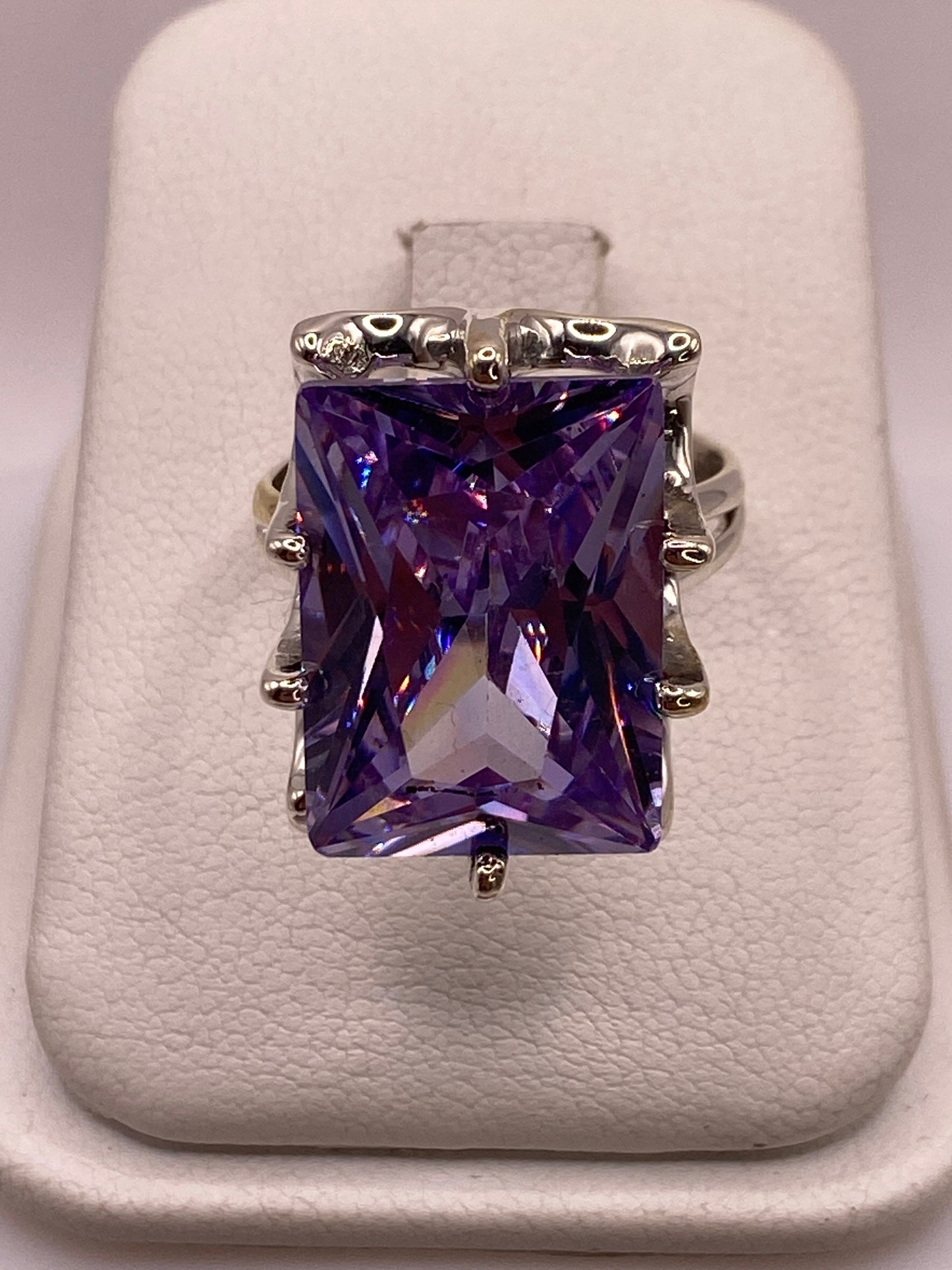 Anillo solitario de plata .925 con circonia púrpura rectangular, montado con filigrana ornamental en la banda