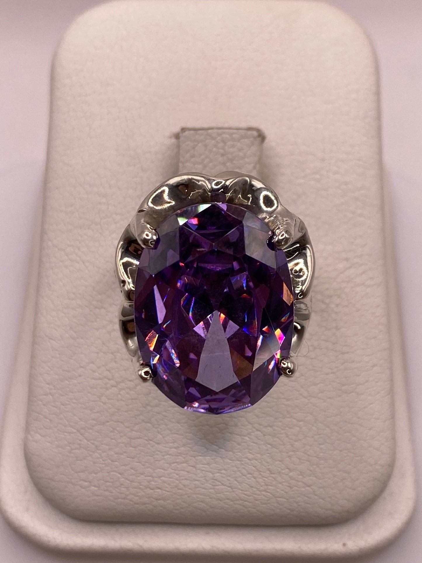 Anillo de plata solitario con circonia púrpura oval en estuche de joyería blanco