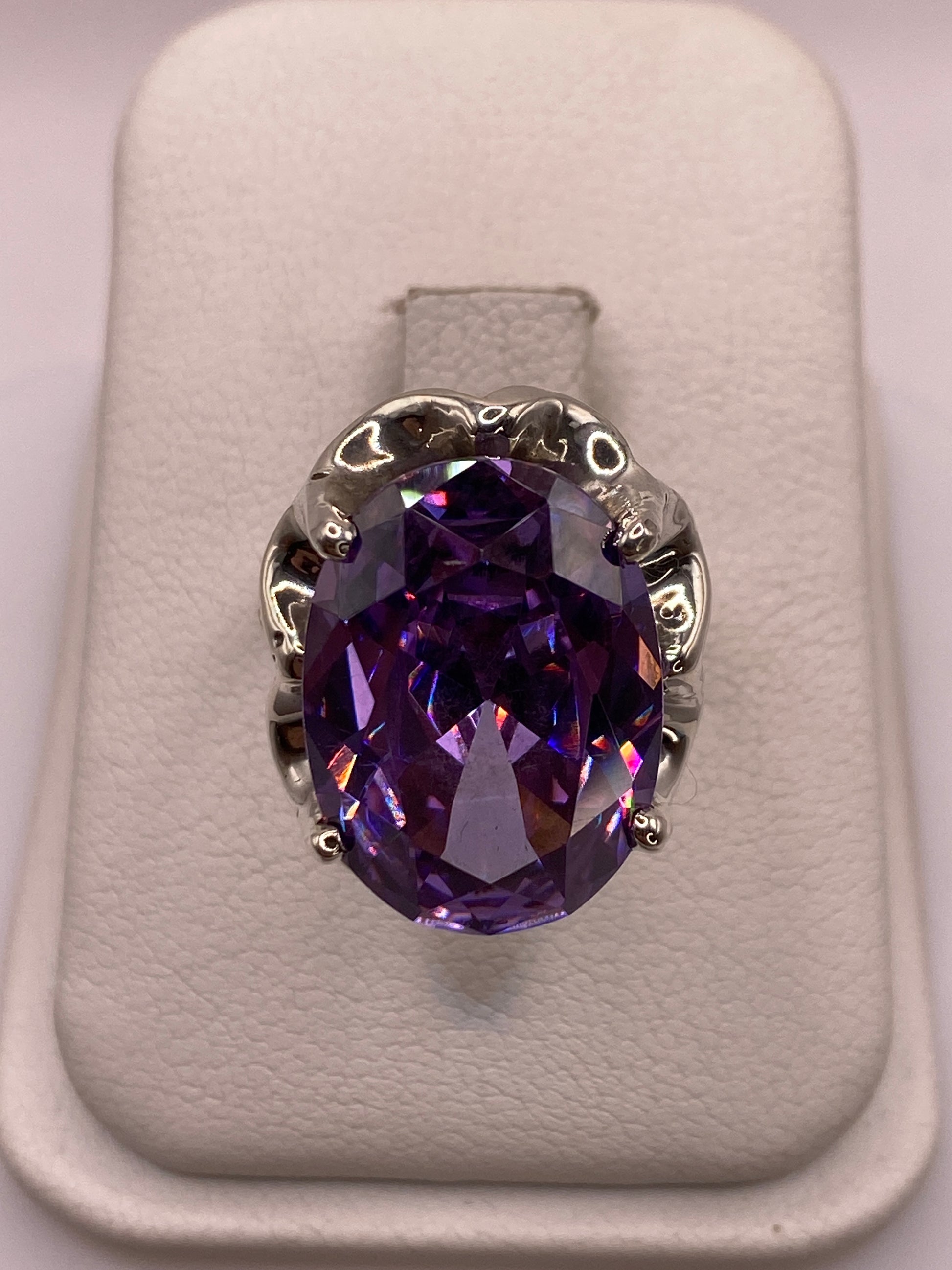 Anillo de plata solitario con circonia púrpura oval en estuche de joyería blanco