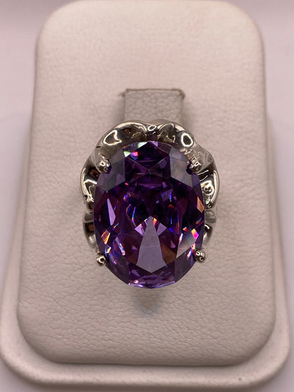 Anillo de plata solitario con circonia púrpura oval en estuche de joyería blanco