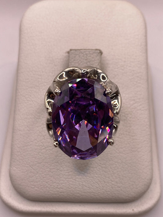 Anillo de plata solitario con circonia púrpura oval en estuche de joyería blanco