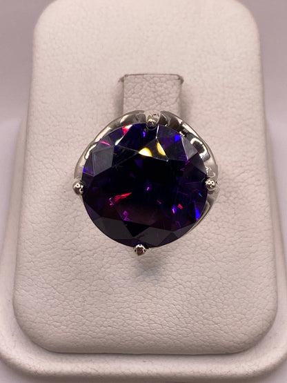 Anillo solitario de plata .925 con circonia azul profundo en montura de cuatro puntas, sobre estuche blanco