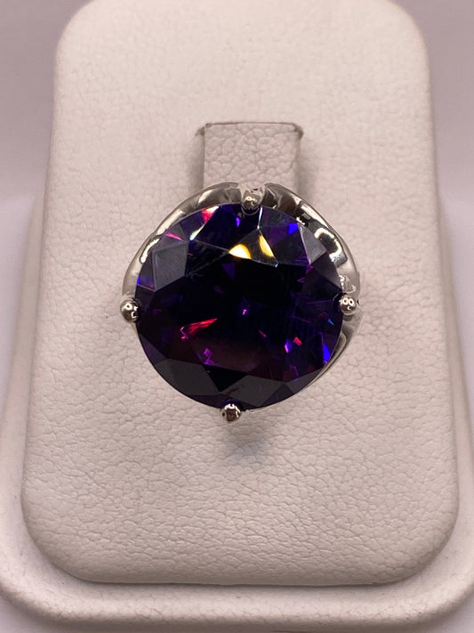 Anillo solitario de plata .925 con circonia azul profundo en montura de cuatro puntas, sobre estuche blanco
