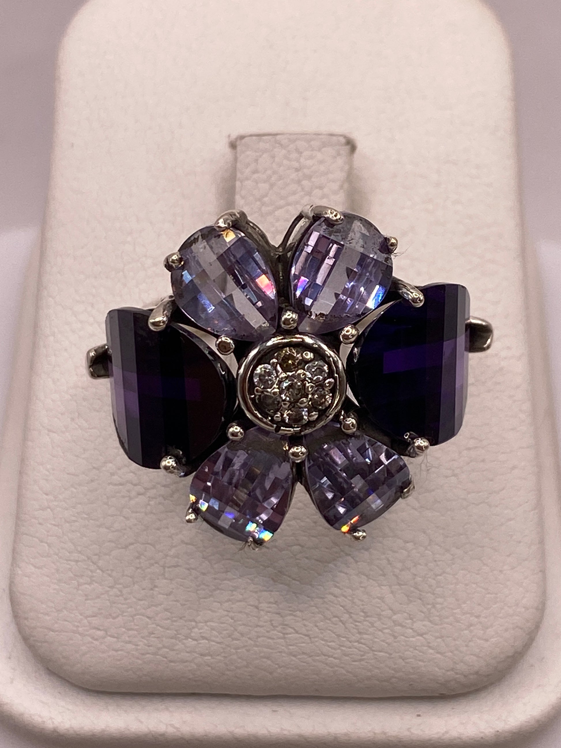 Anillo de coctel en plata .925 con flores de circonia azul y onix negro, vista frontal