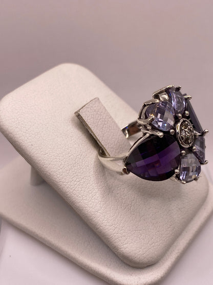 Lateral del anillo de plata mostrando el engaste a mano de las piedras