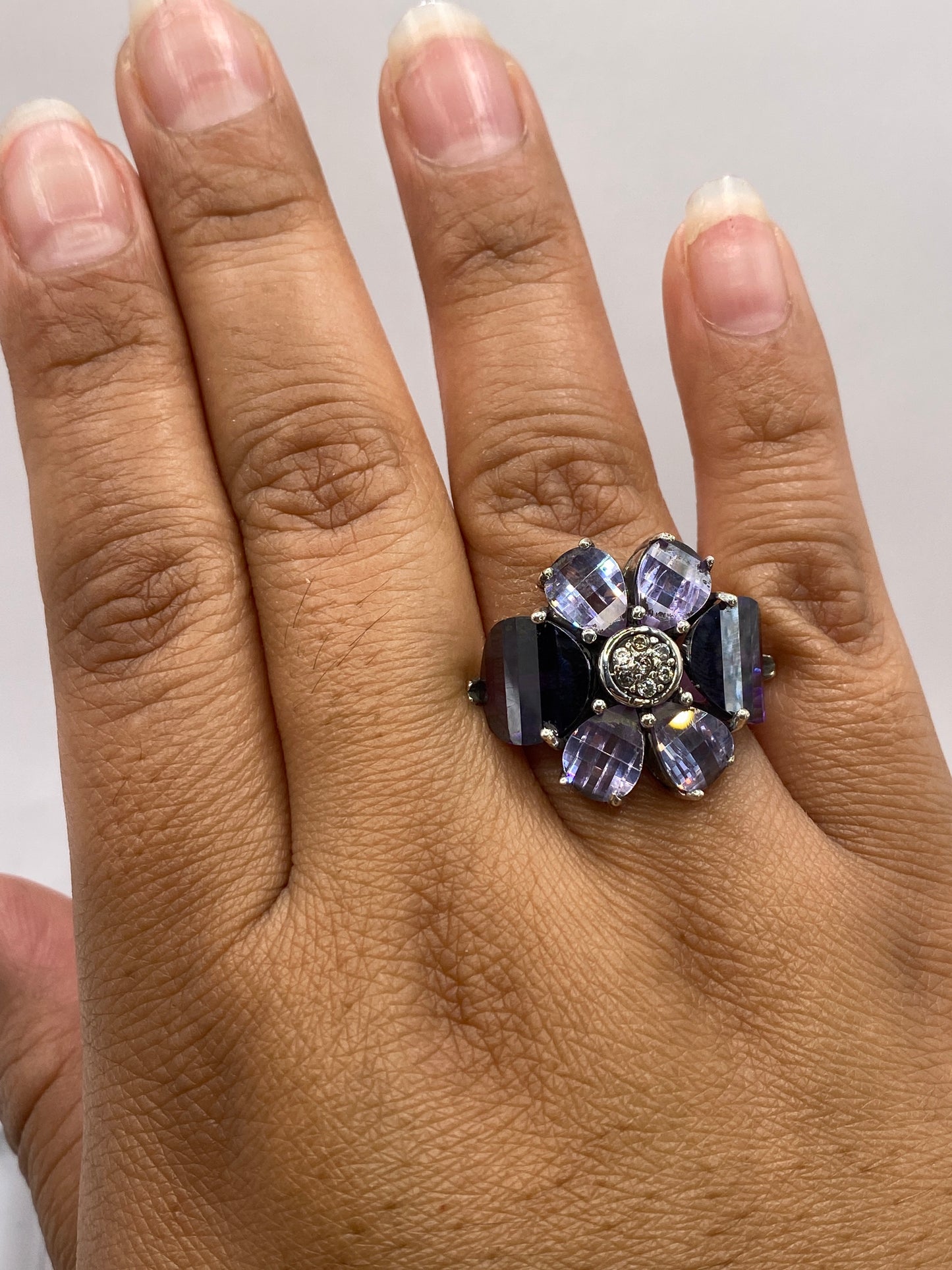 Anillo puesto en la mano, demostrando el peso y presencia del diseño floral