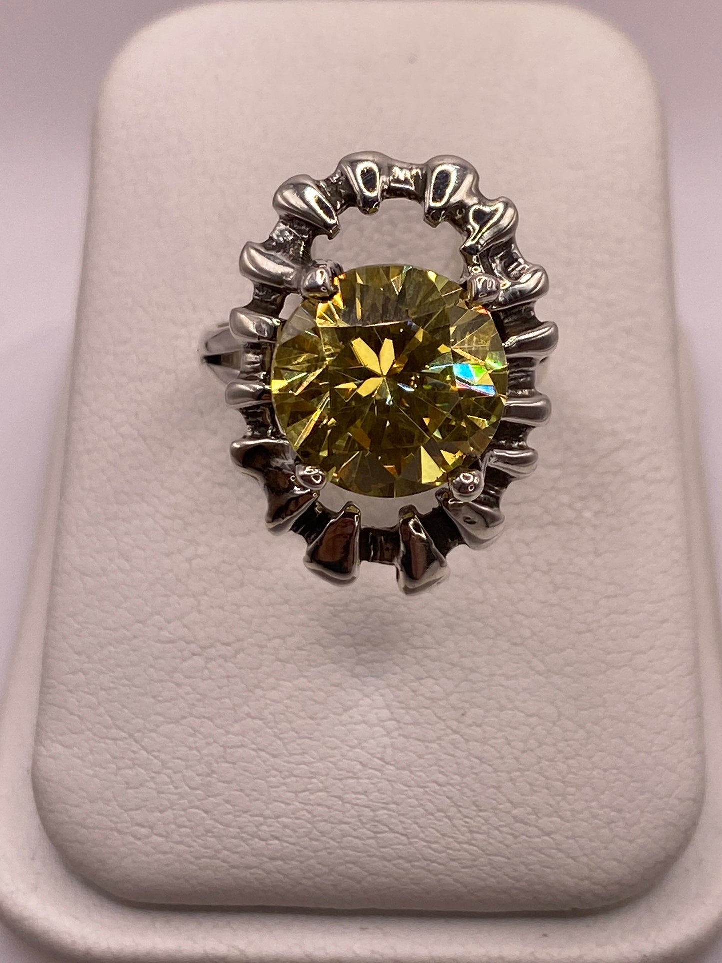 Anillo de plata vintage con circonia amarilla champagne en la mano de una mujer