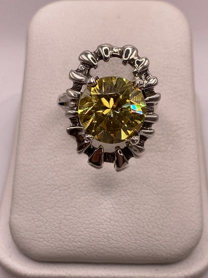 Anillo de plata vintage con circonia amarilla champagne en la mano de una mujer