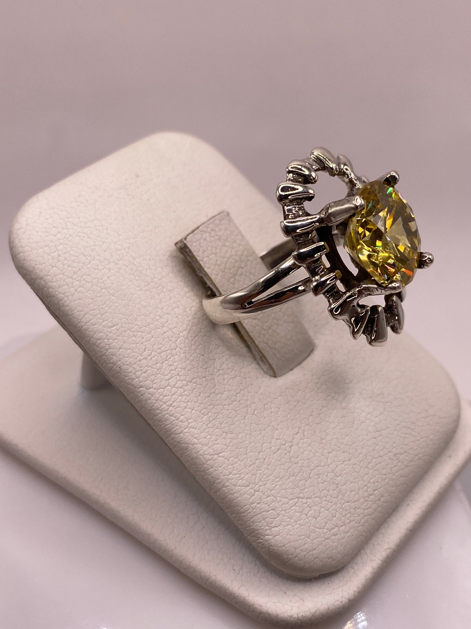 Vista superior del anillo coctel de plata .925 con circonia facetada en marco de hojas