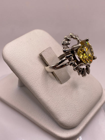 Vista superior del anillo coctel de plata .925 con circonia facetada en marco de hojas
