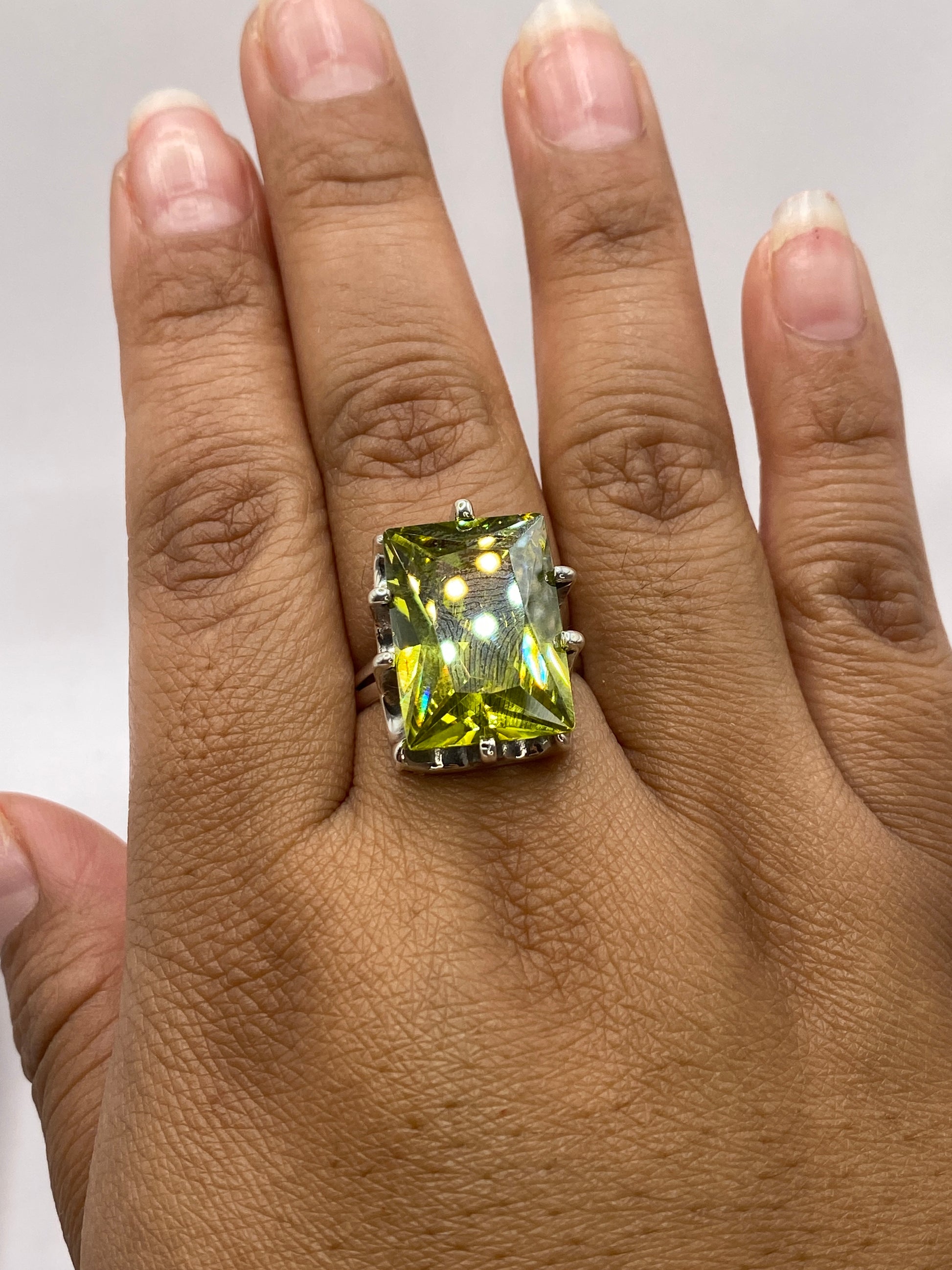Anillo en soporte blanco mostrando el sello .925 grabado en la banda