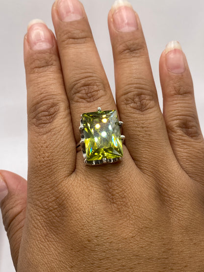 Anillo en soporte blanco mostrando el sello .925 grabado en la banda