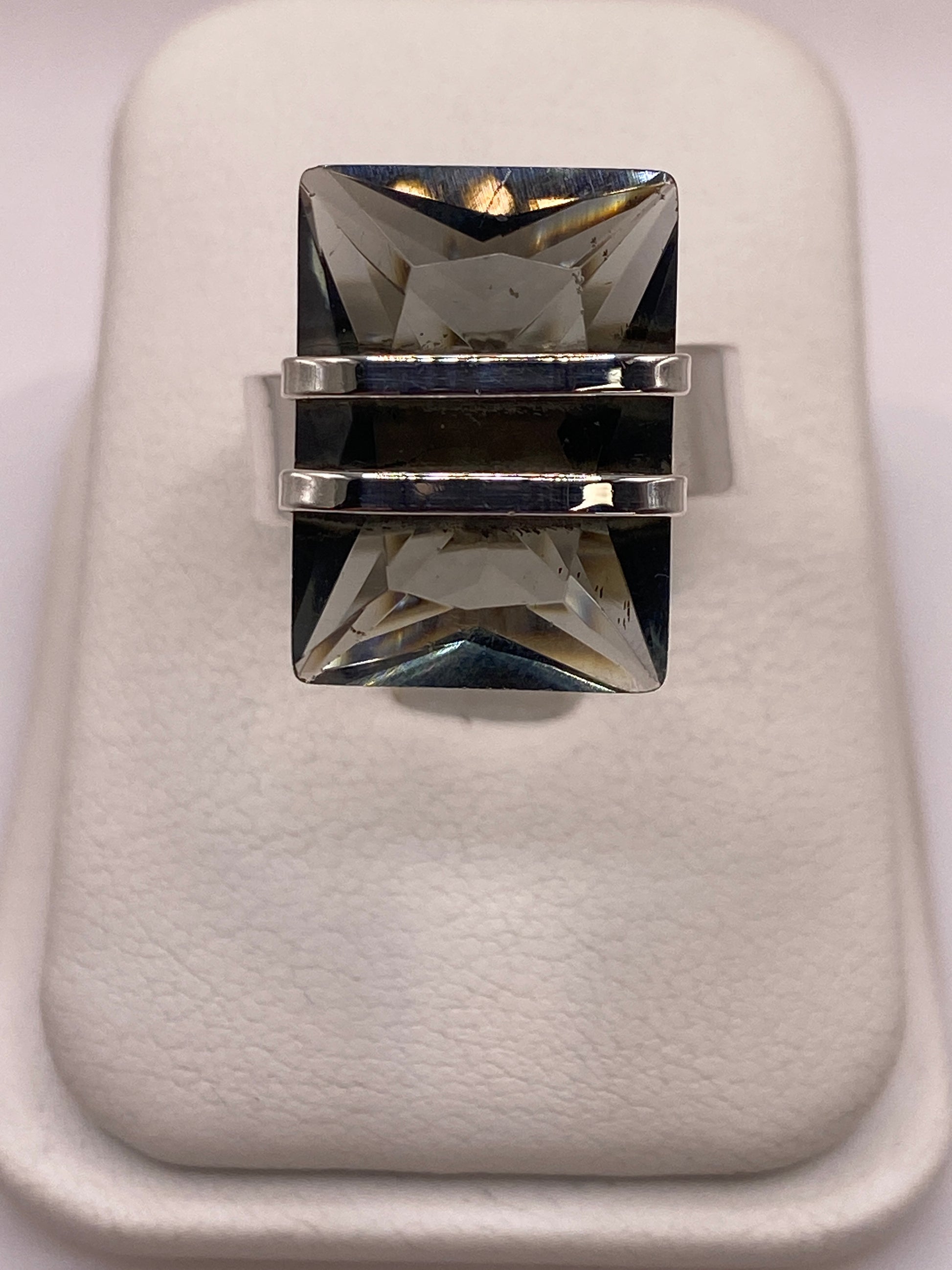 Anillo de plata con circonia ahumada ajustable en estuche blanco