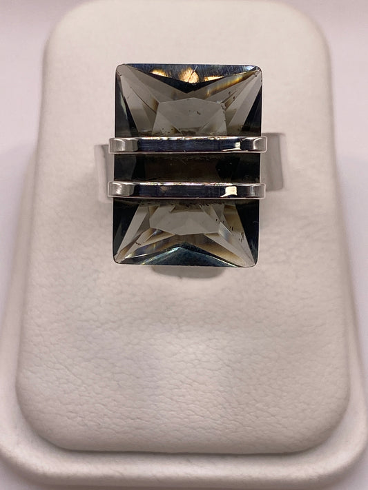 Anillo de plata con circonia ahumada ajustable en estuche blanco