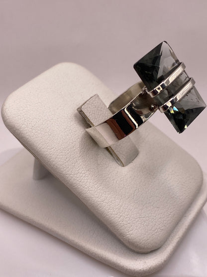 Detalle frontal del anillo minimalista con piedra ahumada facetada