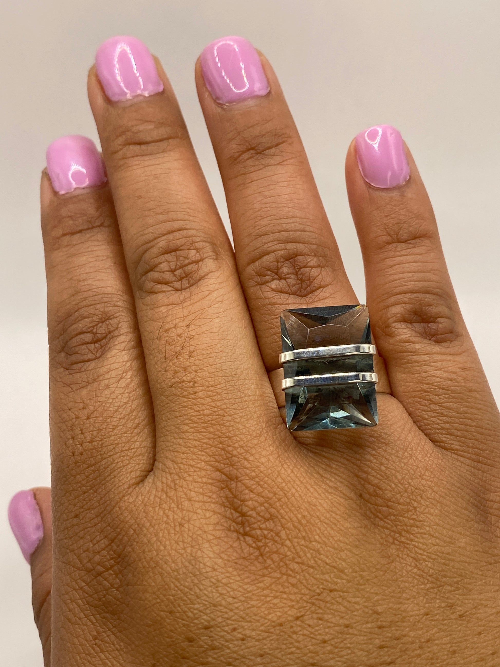 Anillo en mano con sello .925 visible en el interior