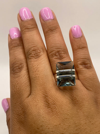 Anillo en mano con sello .925 visible en el interior