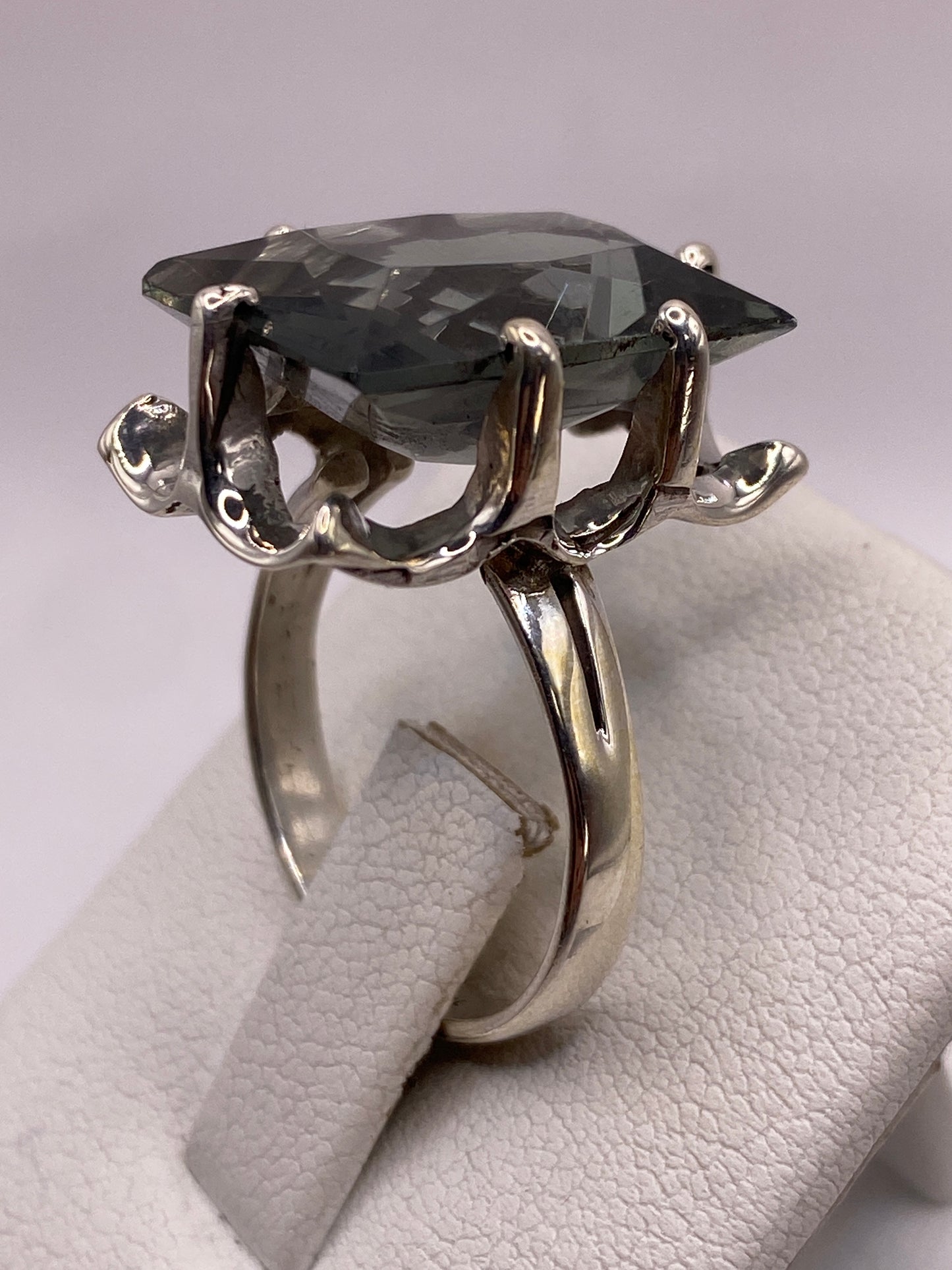 Detalle del sello .925 MEXICO grabado en la banda del anillo