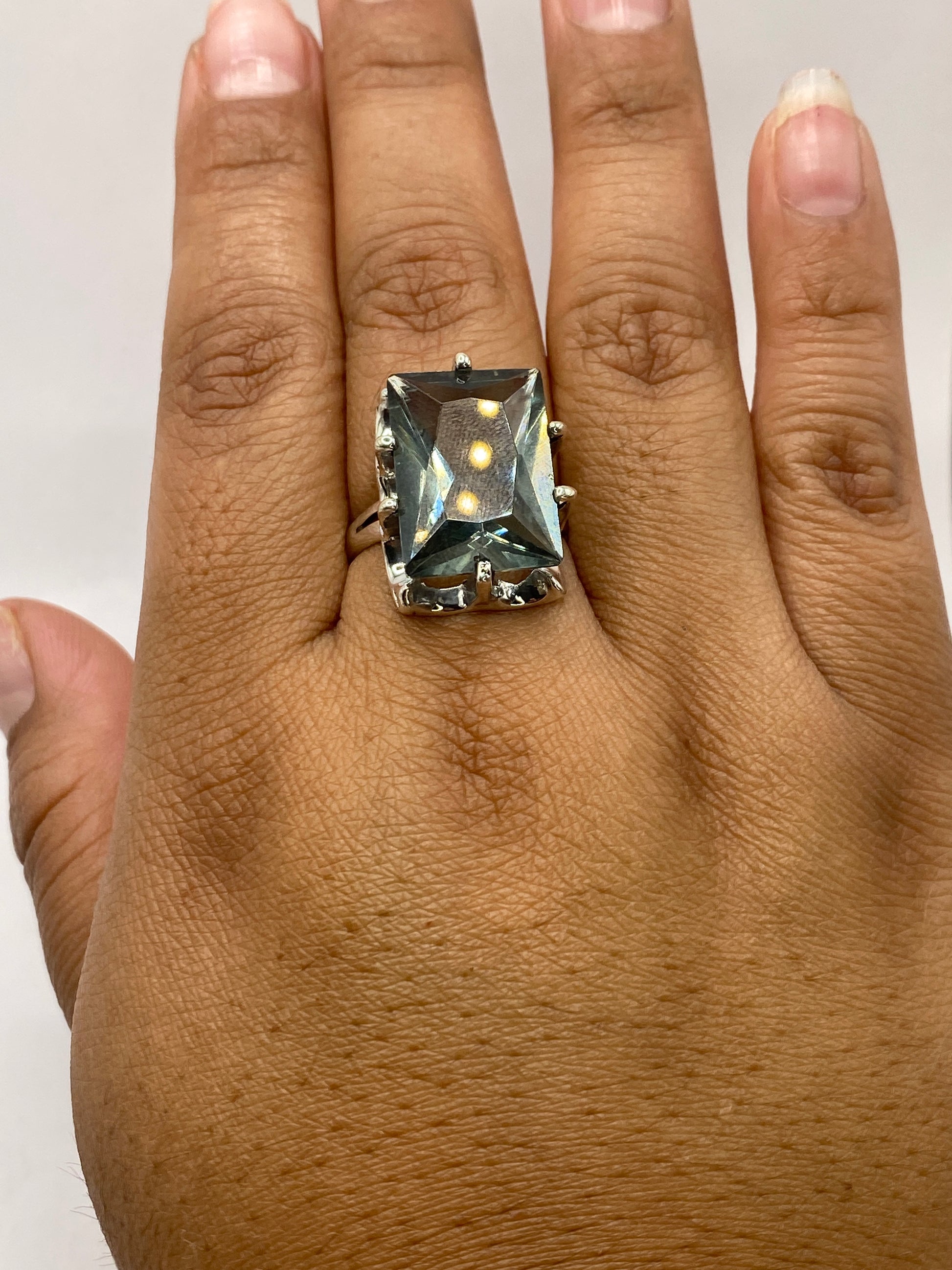 Anillo solitario en dedo de mujer: la circonia gris ahumado captura luz con fuego blanco diamantado