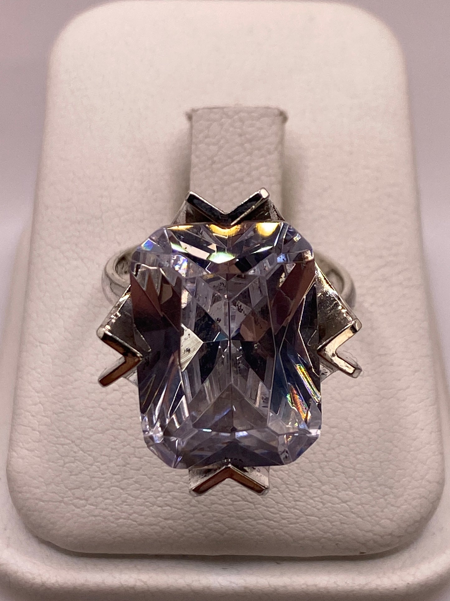 Anillo solitario ajustable de plata .925 con circonia blanca brillante sobre estuche crema