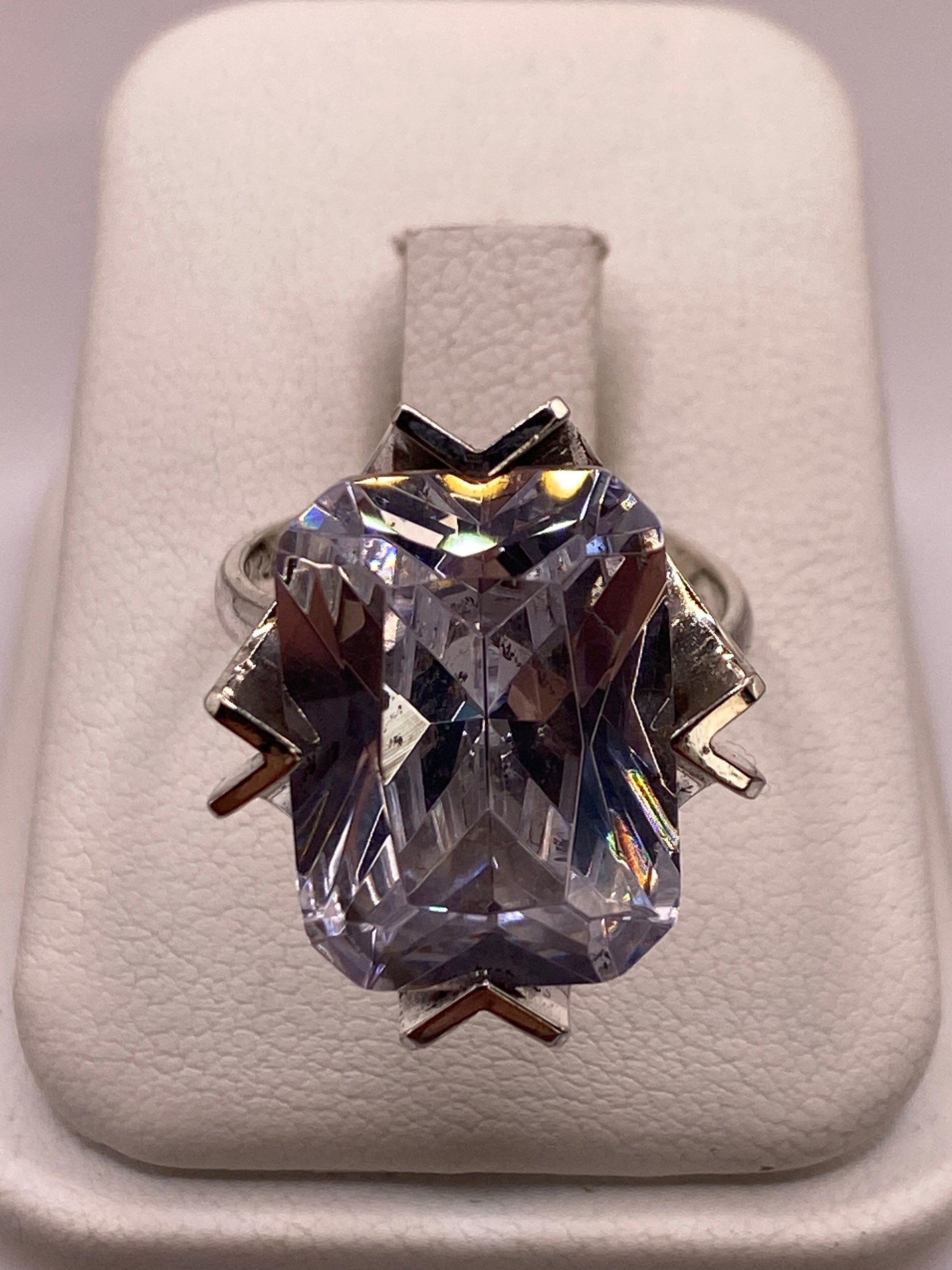 Anillo solitario ajustable de plata .925 con circonia blanca brillante sobre estuche crema