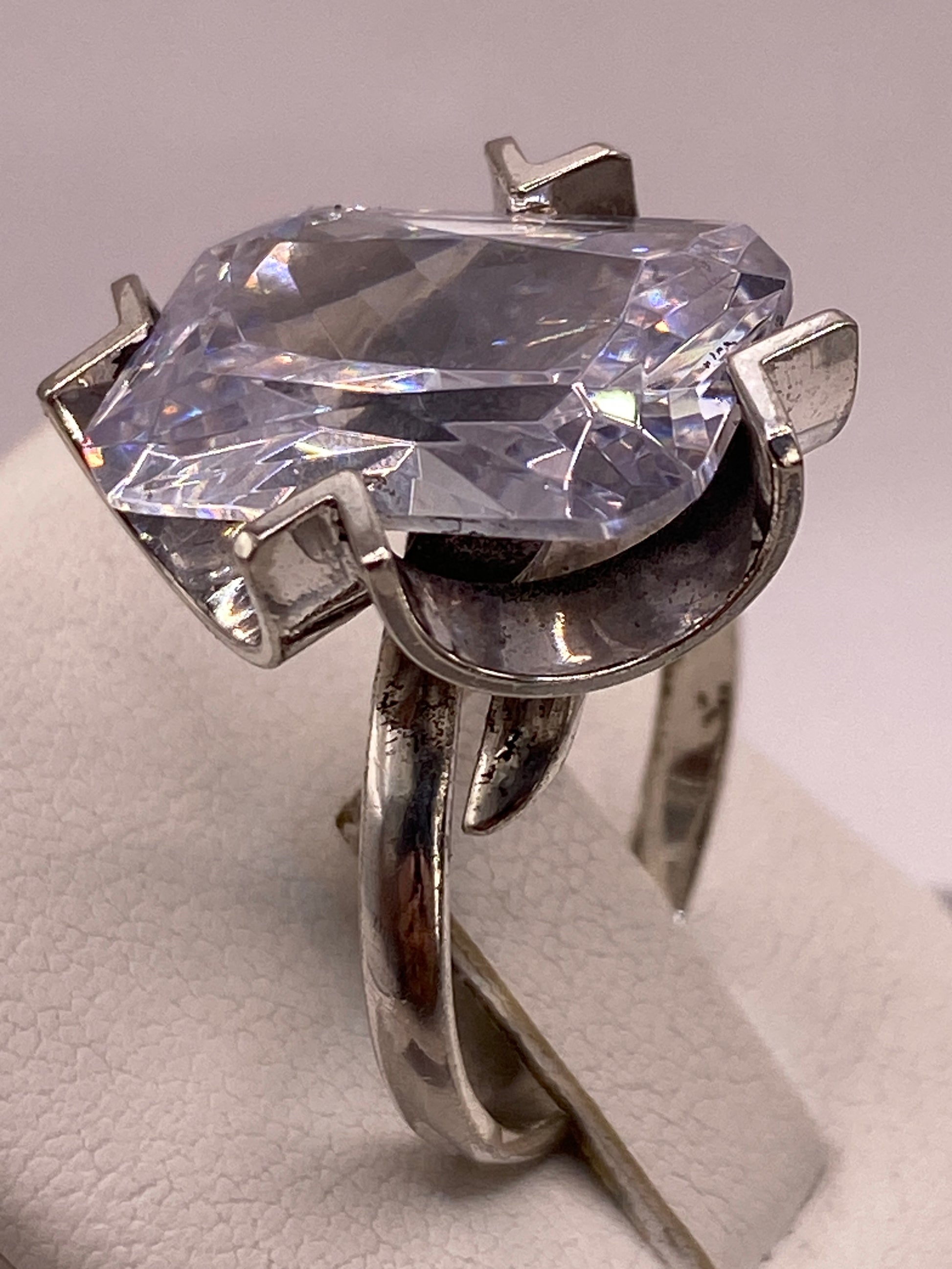 Anillo de plata ajustable con circonia blanca puesto en mano de mujer