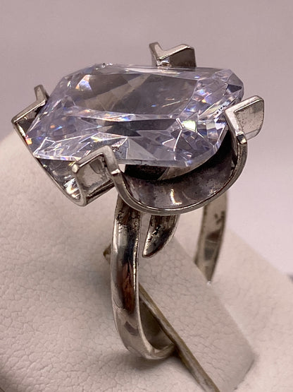 Anillo de plata ajustable con circonia blanca puesto en mano de mujer