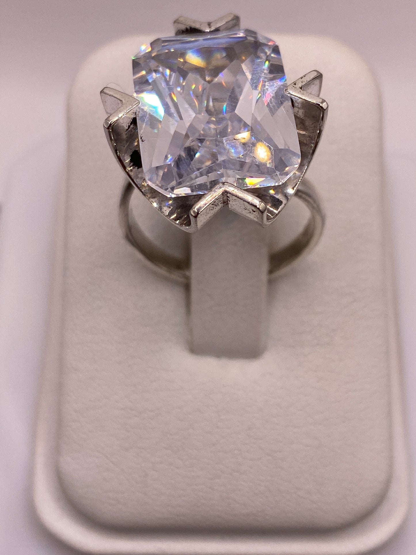 Anillo solitario de plata .925 con gran circonia blanca cristalina engastada en garra, visto de frente sobre estuche blanco